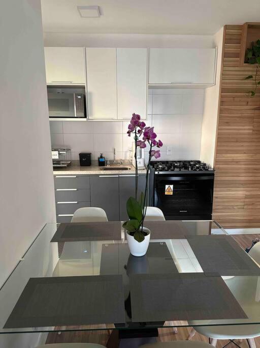 Apto 63m2 - Hidro - 2 Dorm - 2wc - Ar - 100m Metro Apartamento São Paulo
